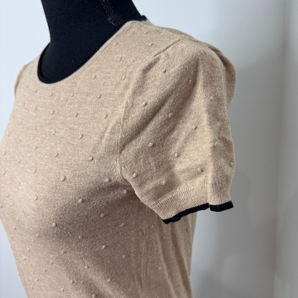 Elle Embossed Polka Dot Tan Short Sleeve Top (XS) - Picture 3 of 7
